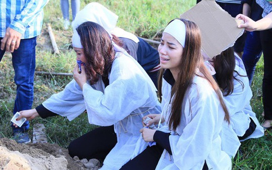 Phạm Hương khóc nấc trong ngày chôn cất bố tại quê nhà
