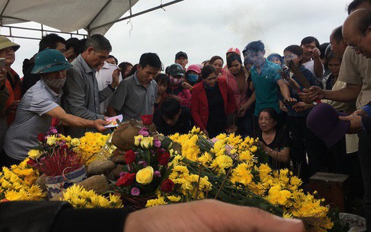 Bắt "rắn thần" trên ngôi mộ vô danh thả về tự nhiên