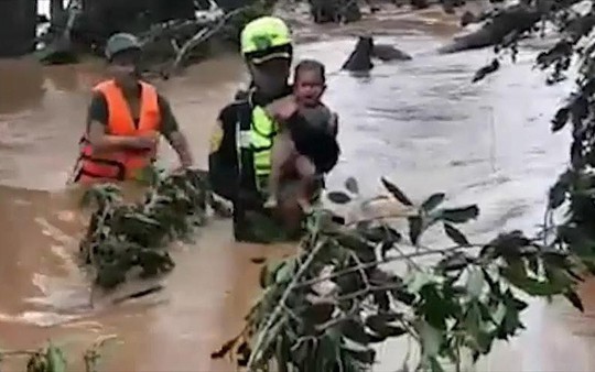 Video: Khoảnh khắc người hùng giải cứu đội bóng Thái Lan cứu sống bé trai Lào khỏi vùng rốn lũ