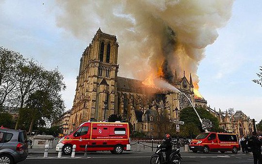 Vụ cháy nhà thờ Đức Bà Paris có 'bàn tay' của tình báo nước ngoài?