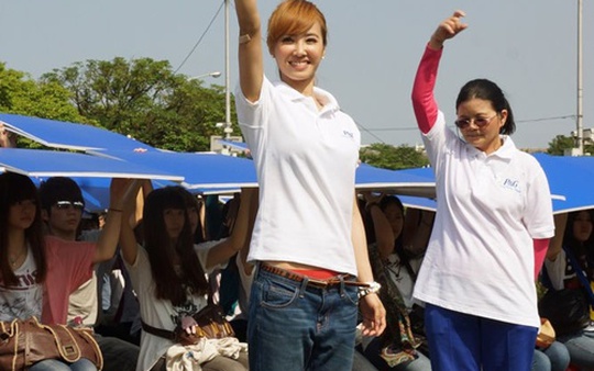 Thái Y Lâm bị "ném gạch" vì lộ nội y