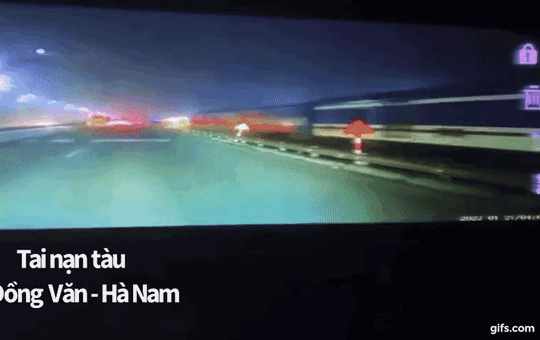 Video: Thời điểm tàu khách Bắc - Nam đâm ô tô tải khiến đầu máy văng khỏi đường ray