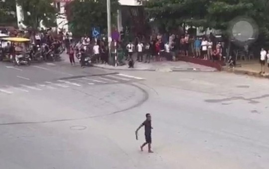 Cảnh sát vây bắt kẻ cầm dao gây náo loạn đường phố ở Sầm Sơn
