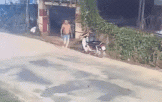 Người đàn ông bị tông văng ngay trước cổng nhà, camera phơi bày diễn biến
