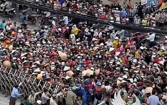 Biến tướng tục giật đồ cúng cô hồn
