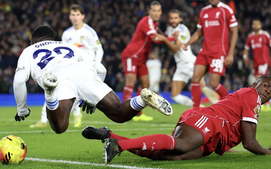 Liverpool tiếp tục trượt dài, Salah tuyên bố "cạch mặt" HLV Arne Slot