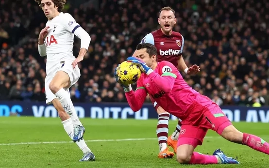 Premier League làm “mất lòng” cổ động viên châu Á?