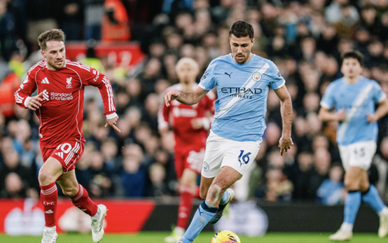 Man City ngược dòng bùng nổ, đẩy Liverpool xa tốp đầu