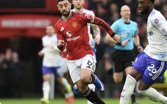 Fernandes chạm tay kỳ tích, Man United "bắn hạ" Aston Villa