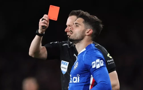 Chelsea chơi hay nhưng không tiến xa vì nhận nhiều thẻ