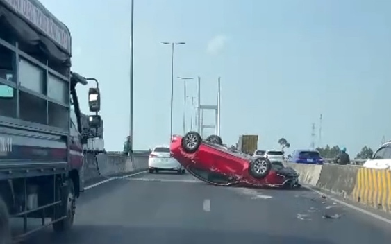 Ảnh TNGT: Mazda3 gặp nạn, lật ngửa giữa cầu
