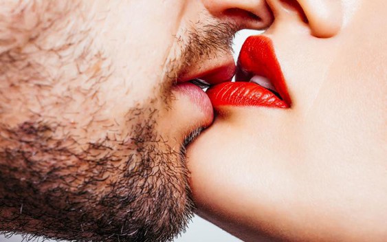 5 hành động bản năng của phái đẹp khi hôn: Số 4 thể hiện nàng mãnh liệt nhất