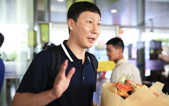 HLV Kim Sang-sik có mặt tại Việt Nam, tạo nên cảnh "náo loạn" ở sân bay Nội Bài