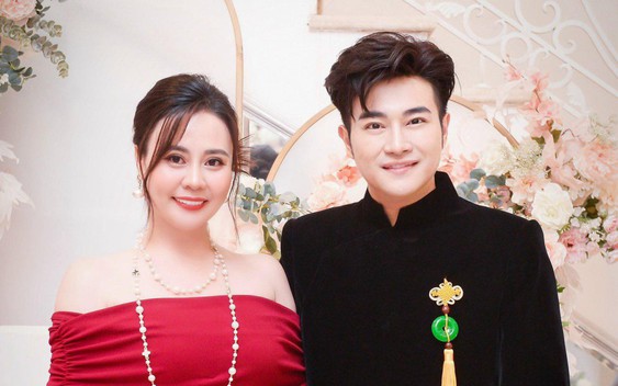 Hoa hậu Phan Kim Oanh mời ca sĩ Minh Quân ngồi 