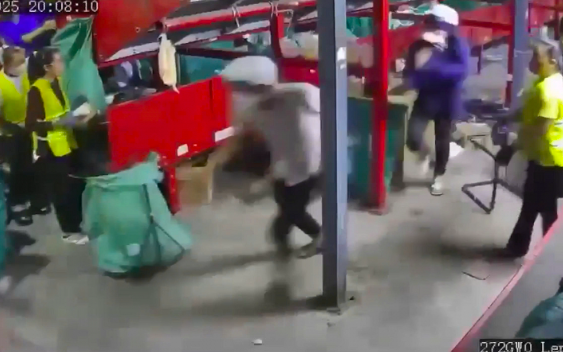 Hình ảnh từ camera vụ 3 đối tượng lao vào công ty cũ đâm gục tổ truỏng: Hé lộ nguồn cơn