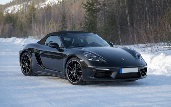 Porsche Boxster thuần điện xuất hiện trên đường thử: Vị trí đặt cổng sạc cực lạ, viên pin bố trí sau lưng ghế ngồi