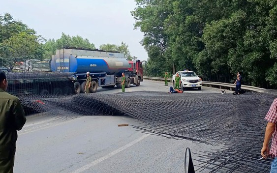 Cả trăm tấm lưới thép rơi từ xe đầu kéo trúng 2 người đi đường