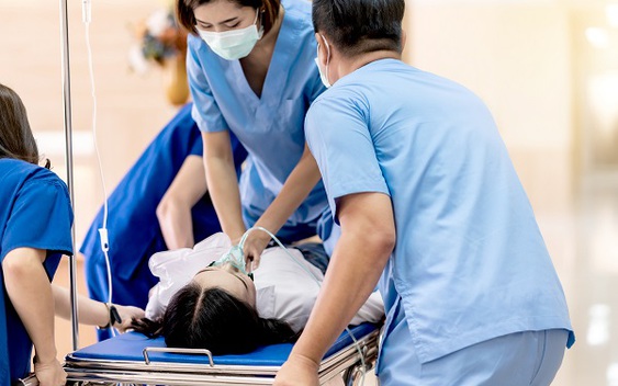 Nữ nhân viên y tế 28 tuổi tử vong đột ngột: Chuyên gia cảnh báo "người trẻ đang chủ quan"