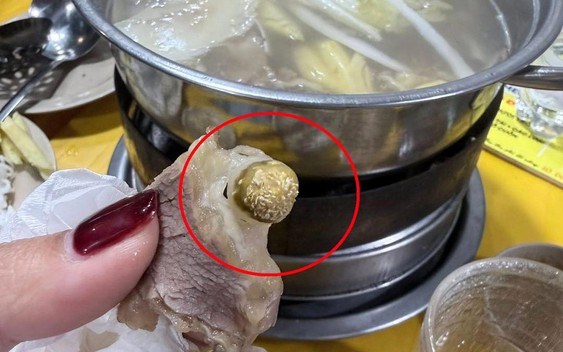 Quán bò nhúng dấm ở Hà Nội bị khách tố có dòi: Sáng quản lý phủ nhận, trưa quán dừng hoạt động