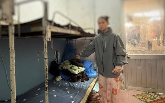 Bắt, khám xét nơi ở của người phụ nữ liên tục thay quần áo, đột nhập vào ký túc xá