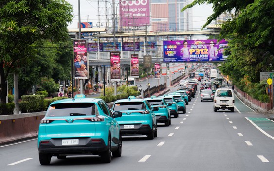 Công ty taxi của ông Phạm Nhật Vượng chính thức 'đổ bộ' quốc gia hơn 100 triệu dân, ứng dụng lọt top 1 trên Android và iOS với 100.000 lượt tải