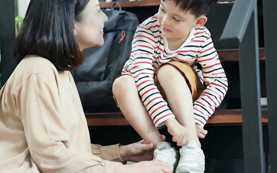 Con trai đi học về kể: "Mẹ ơi, các bạn chê mẹ xấu!", phản ứng của người mẹ khiến cả mạng xã hội phải vỗ tay khen