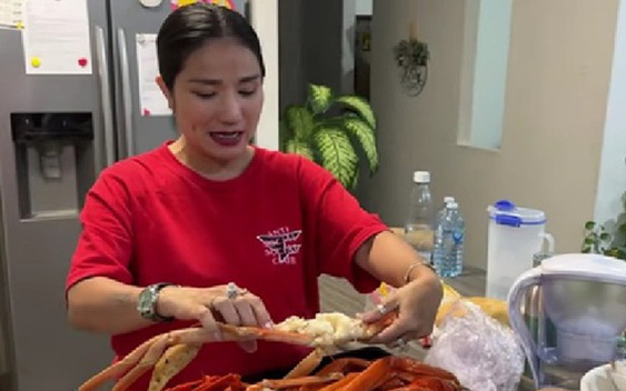 Nữ NSƯT U50 làm bà chủ: "Tôi làm cực khổ, ăn con tôm cũng bị chỉ trích"