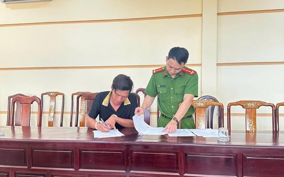 Ra quyết định bắt tạm giam nhân viên giao hàng Cao Tấn Phát