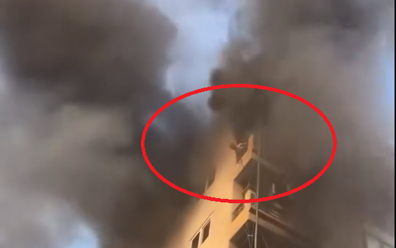 Khoảnh khắc chủ nhà nhảy xuống từ tầng 6 thoát thân trong vụ cháy nhà 7 tầng ở Hà Nội