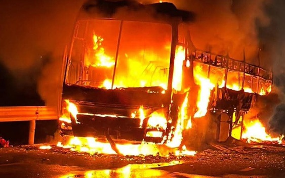 Xe khách cháy trơ khung trên quốc lộ 1 ở Đắk Lắk, giao thông ùn ứ kéo dài