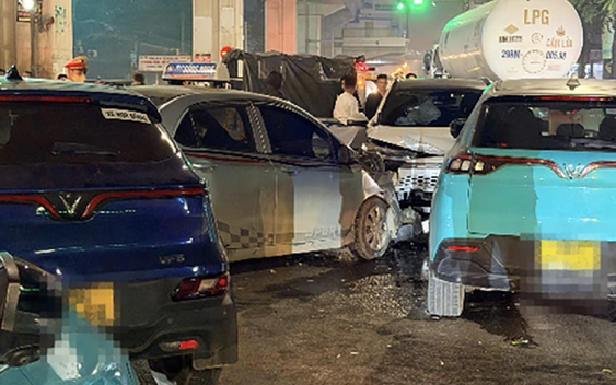 Nữ tài xế điều khiển xế hộp chạy ngược chiều, tông hàng loạt xe ô tô khác