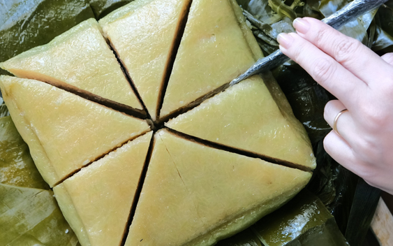 Không phải dùng lạt, làm thế này cắt bánh chưng không lo dính: Đơn giản chỉ 3 bước, ai cũng làm được