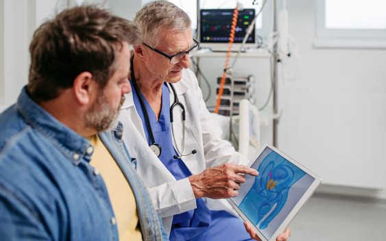 Bác sĩ ung bướu nói thẳng: Nam giới nào có 2 dấu hiệu này thì cần đi khám gấp