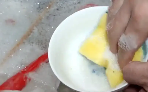 Ngày càng nhiều người mắc ung thư, bác sĩ cảnh báo: Rửa bát theo thói quen này, bạn có đang “nuôi” vi khuẩn trong bếp?