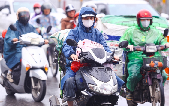 Đội mưa gió, dòng người ùn ùn đổ về Thủ đô sau kỳ nghỉ Tết