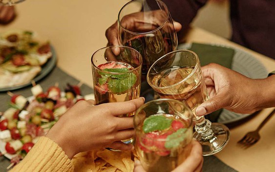 Tăng mạnh số ca viêm tụy cấp dịp Tết: Bác sĩ nói thẳng '60% là do loại đồ uống này gây ra'