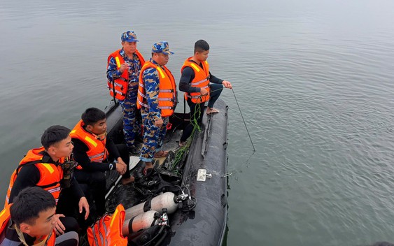 Vụ lật tàu hồ Thác Bà khiến 6 người mất tích: Thi thể nạn nhân nhỏ tuổi nhất được tìm thấy ở mũi tàu