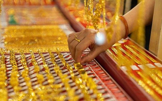 Cận ngày Vía Thần Tài, một Tiệm vàng lớn tuyên bố có sẵn vàng 0,1 chỉ, khách không phải xếp hàng