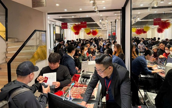 Giá vàng hôm nay 26/2 tăng rất mạnh, dòng người xếp hàng kỷ lục!