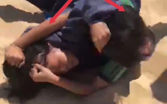 2 nữ sinh lớp 9 đánh nhau, công an xuất hiện kịp thời, động viên ôm nhau làm hòa