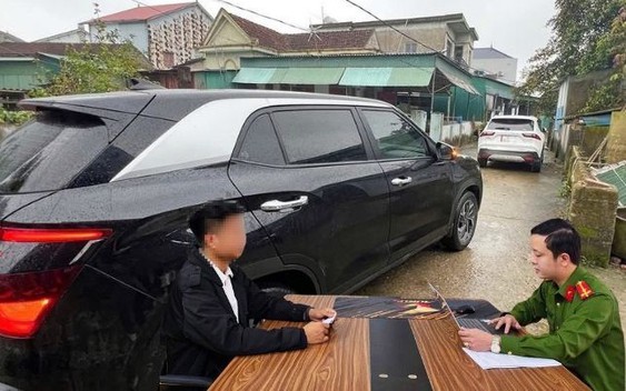 Vì sao công an xử phạt tài xế bị 'khoá đầu, khóa đuôi xe" khi đi chúc Tết ngày mùng 2 ở Hà Tĩnh?