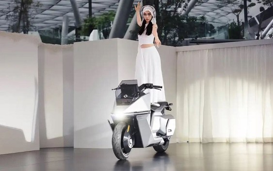 Xe máy điện tự cân bằng đầu tiên trên thế giới được sản xuất hàng loạt