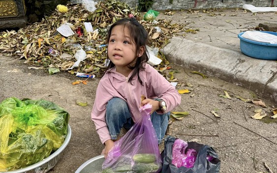 Bé gái mồ côi cha ngồi bán rau ở đường khiến nhiều người nghẹn lòng: Diễn biến không ngờ sau đó