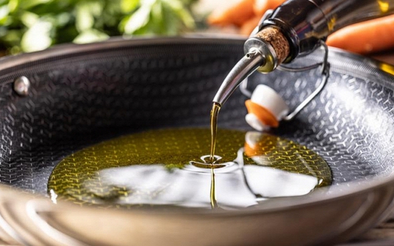 Bác sĩ ung thư khuyến cáo: Một sai lầm phổ biến trong nhà bếp có thể khiến cả nhà tiếp xúc với chất gây ung thư