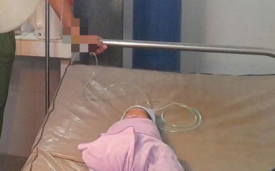 Phát hiện bé trai sơ sinh bị bỏ rơi, bàn tay trái có 6 ngón