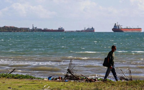 3 tháng không có tàu chở nhiên liệu nào đến, Cuba tìm ra 'lối đi khác'