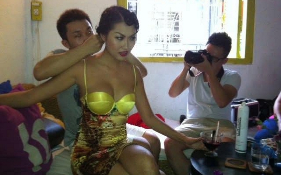 Mẹ đơn thân là nghệ sĩ được đại gia miền Tây si mê tung loạt ảnh quyến rũ từ 15 năm trước