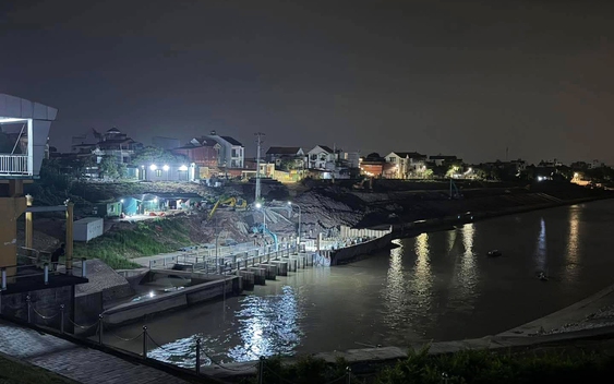 Trắng đêm tìm kiếm 3 mẹ con nghi gieo mình xuống sông Hồng ở Hưng Yên