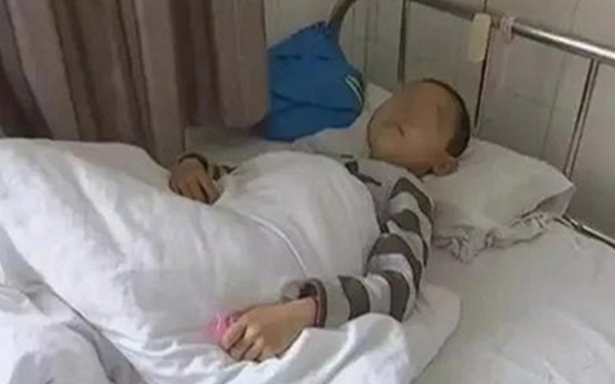 Bé trai 8 tuổi qua đời vì ung thư dạ dày, nguyên nhân xuất phát từ 1 món ăn vặt trẻ nào cũng mê