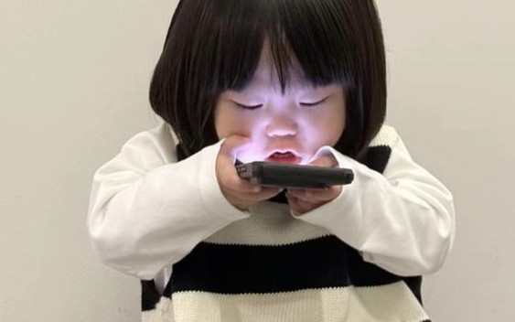 Cảnh báo cho các gia đình có con dùng điện thoại hơn 2 tiếng mỗi ngày